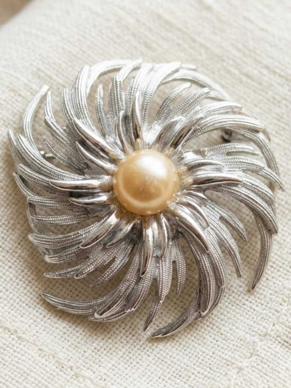 Sarah Coventry Vintage Sunburst Silvertone Elegant Brooch Pin 4430